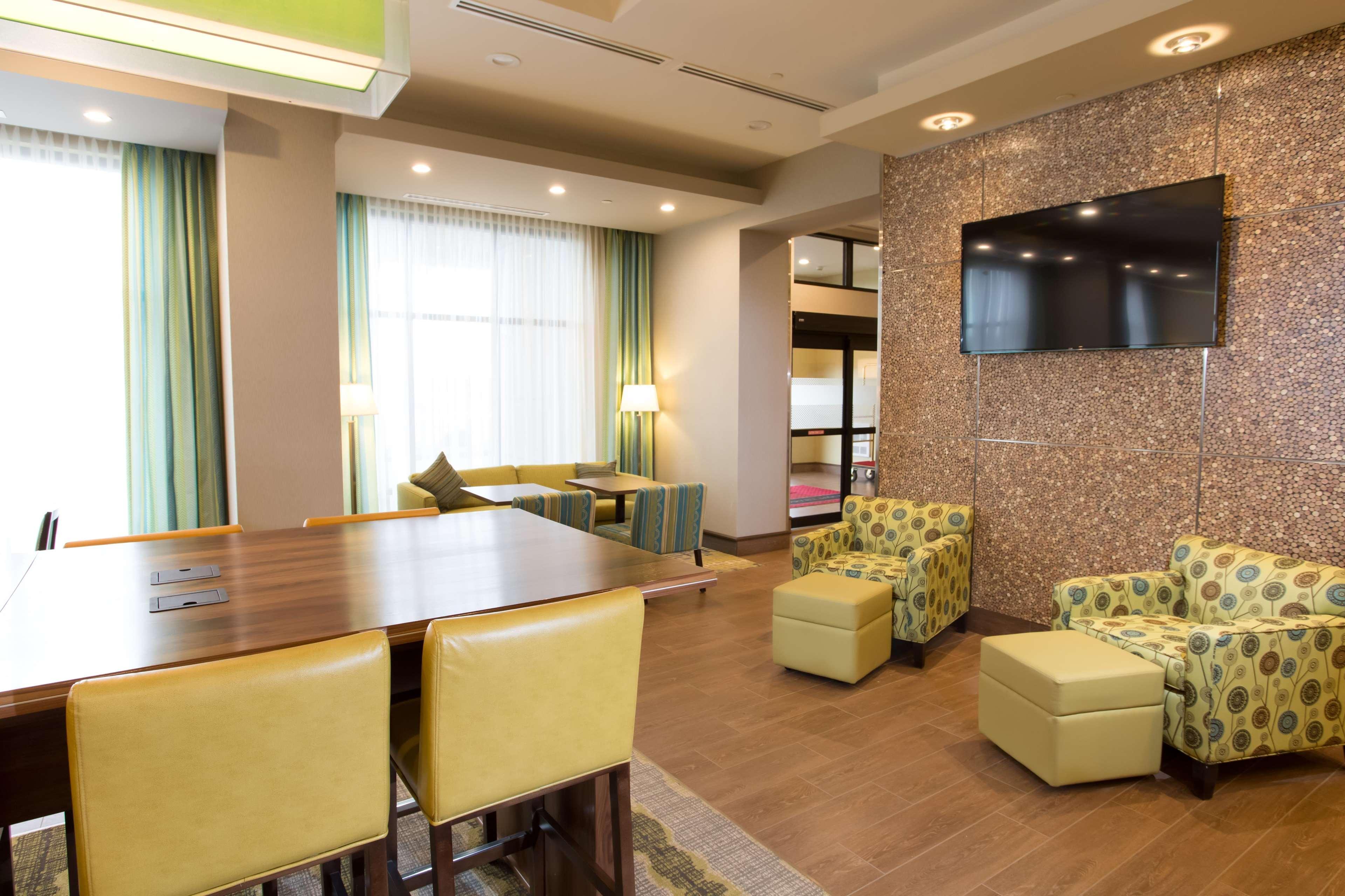 Hampton Inn By Hilton Лойдминстер Екстериор снимка