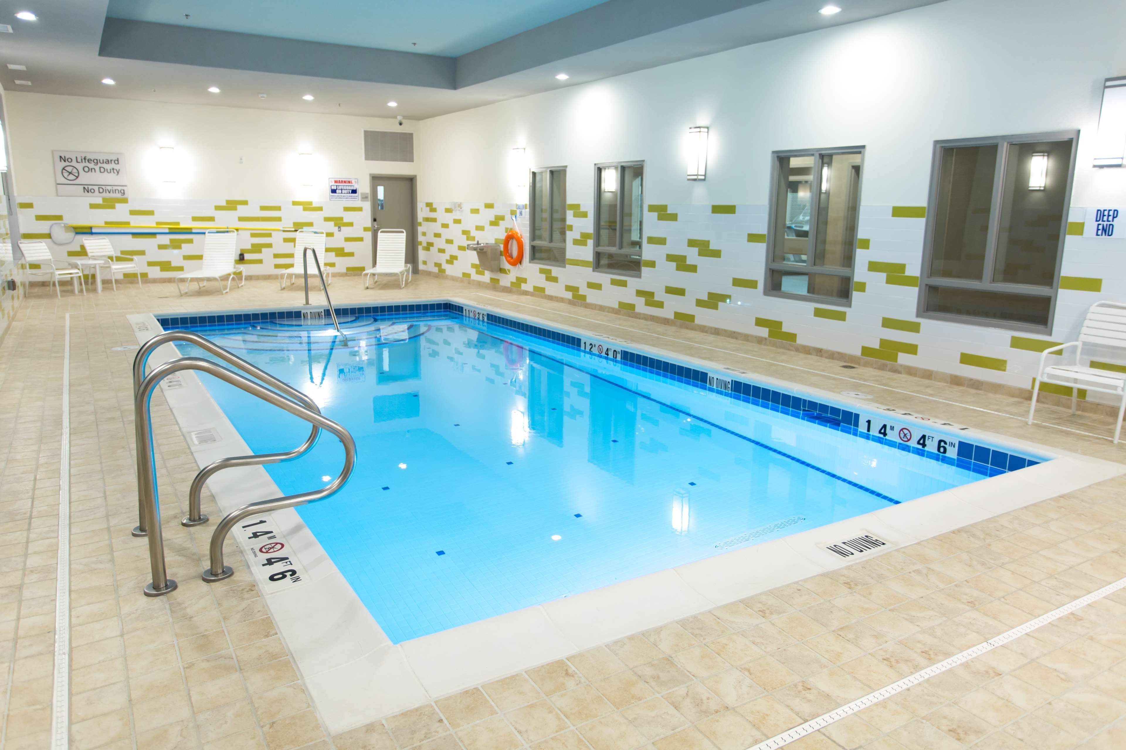 Hampton Inn By Hilton Лойдминстер Екстериор снимка