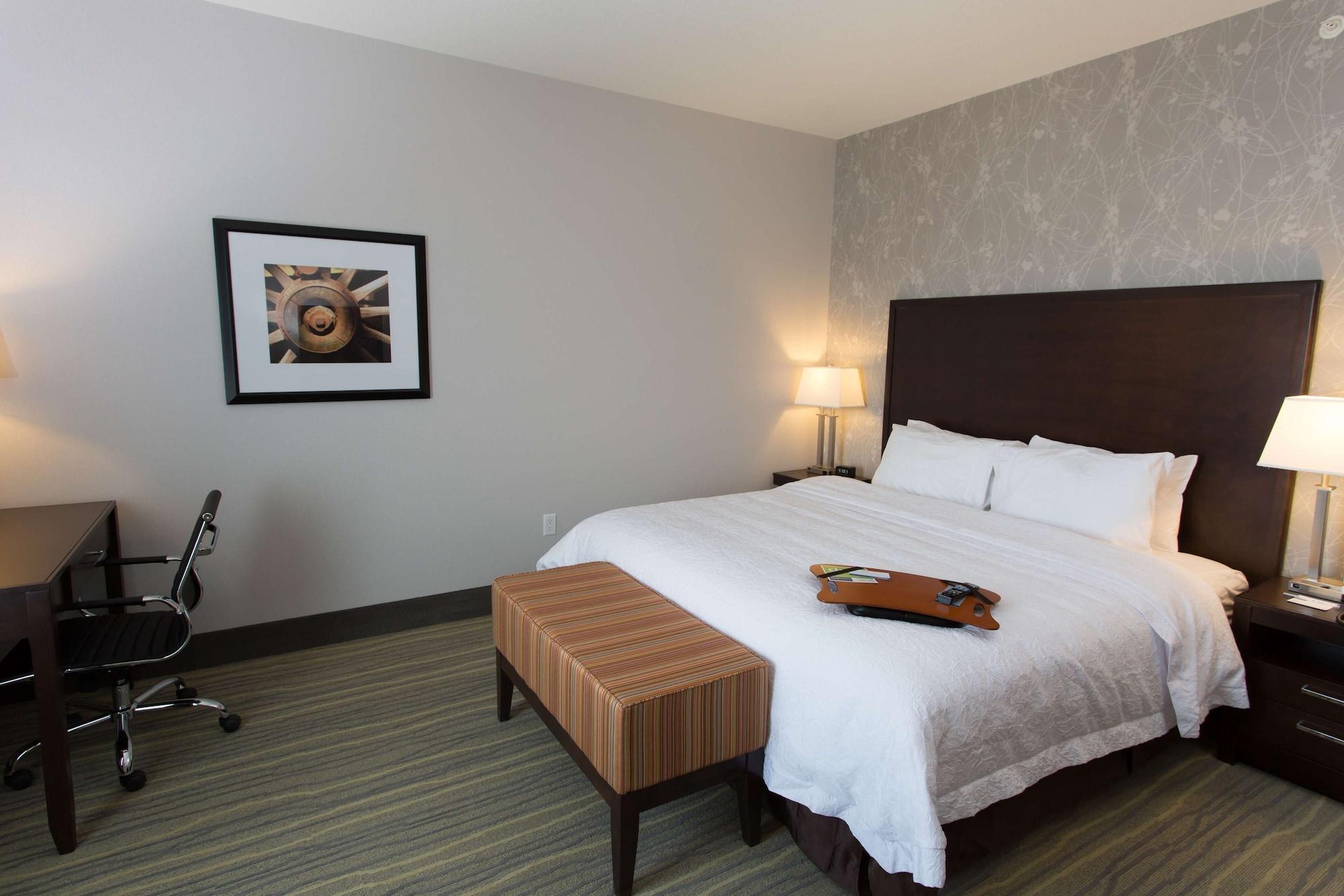 Hampton Inn By Hilton Лойдминстер Екстериор снимка