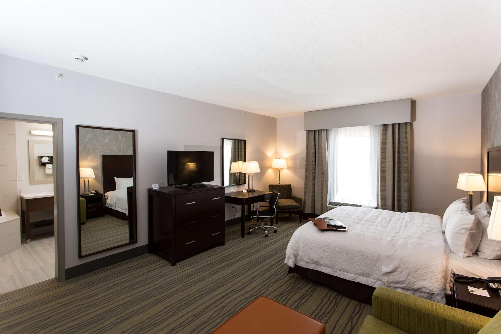 Hampton Inn By Hilton Лойдминстер Екстериор снимка