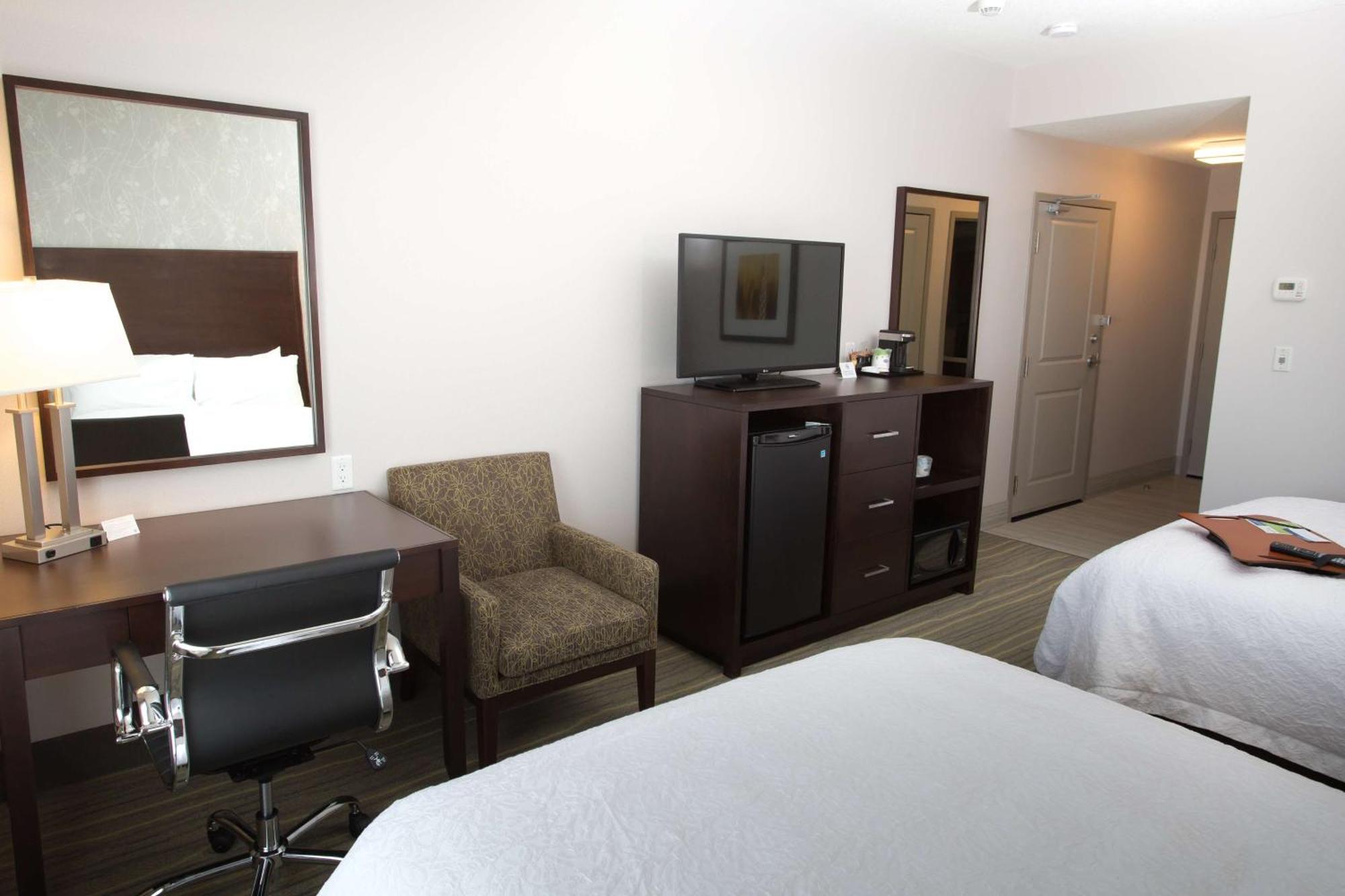 Hampton Inn By Hilton Лойдминстер Екстериор снимка