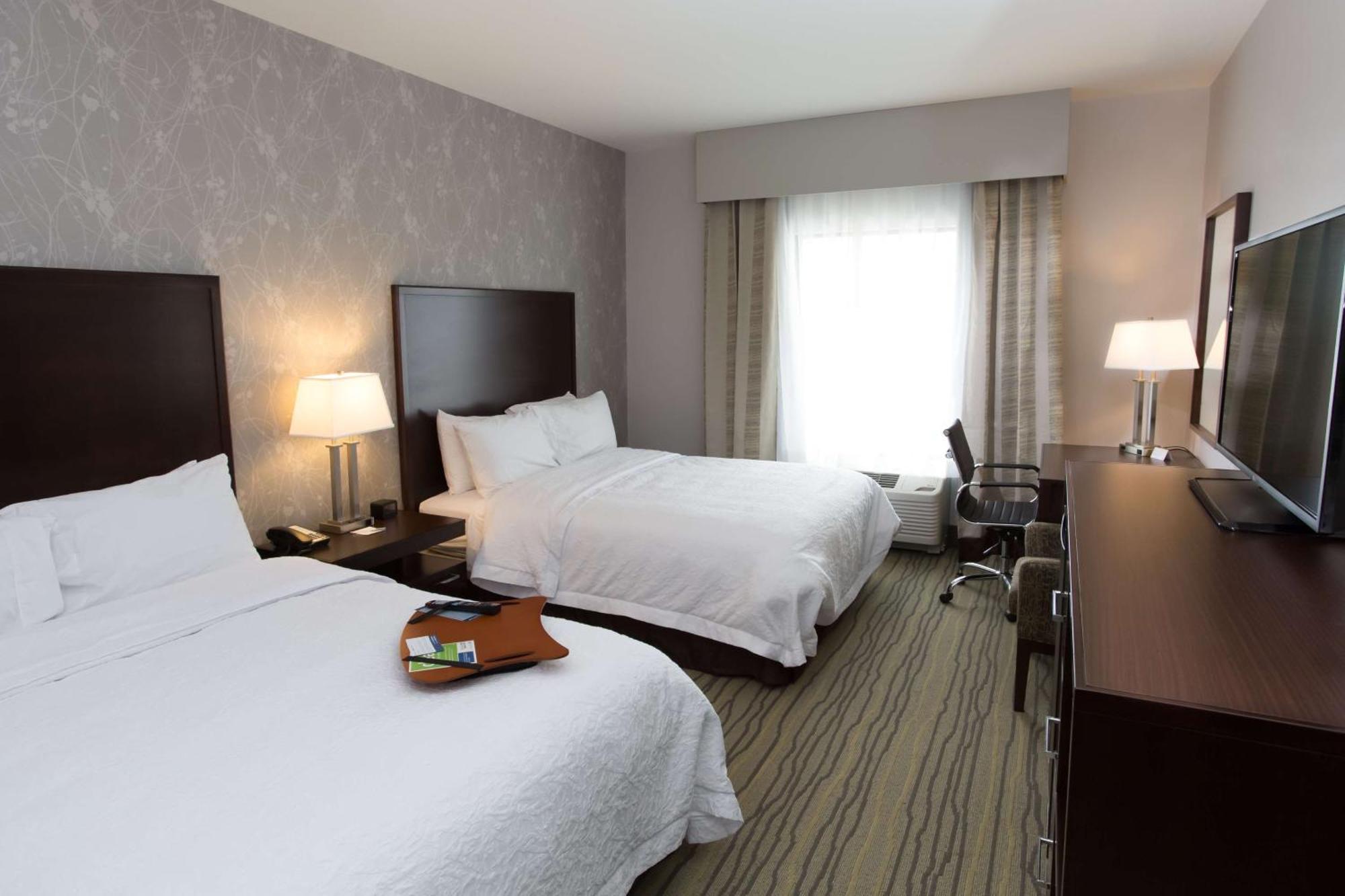 Hampton Inn By Hilton Лойдминстер Екстериор снимка