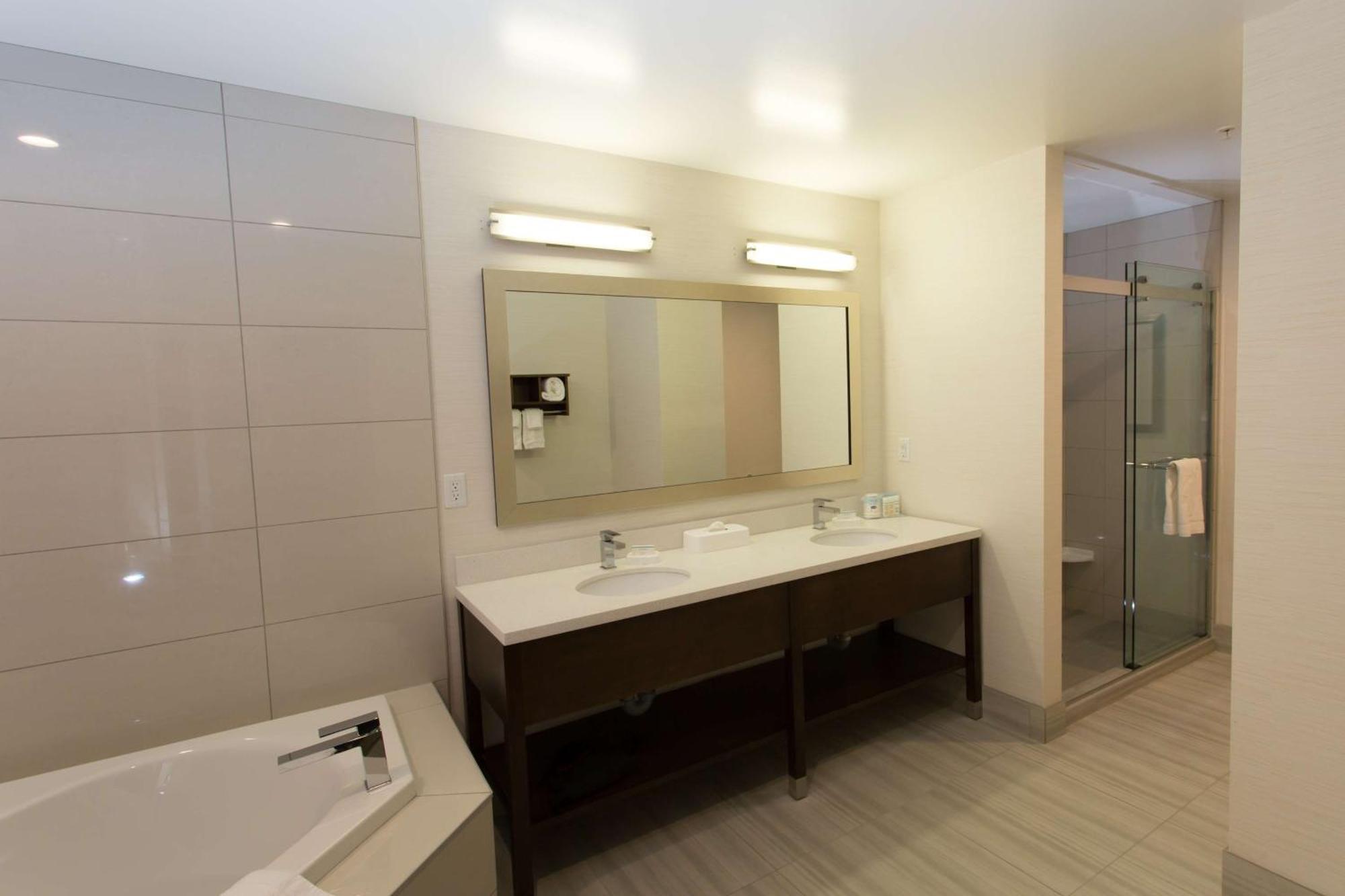 Hampton Inn By Hilton Лойдминстер Екстериор снимка