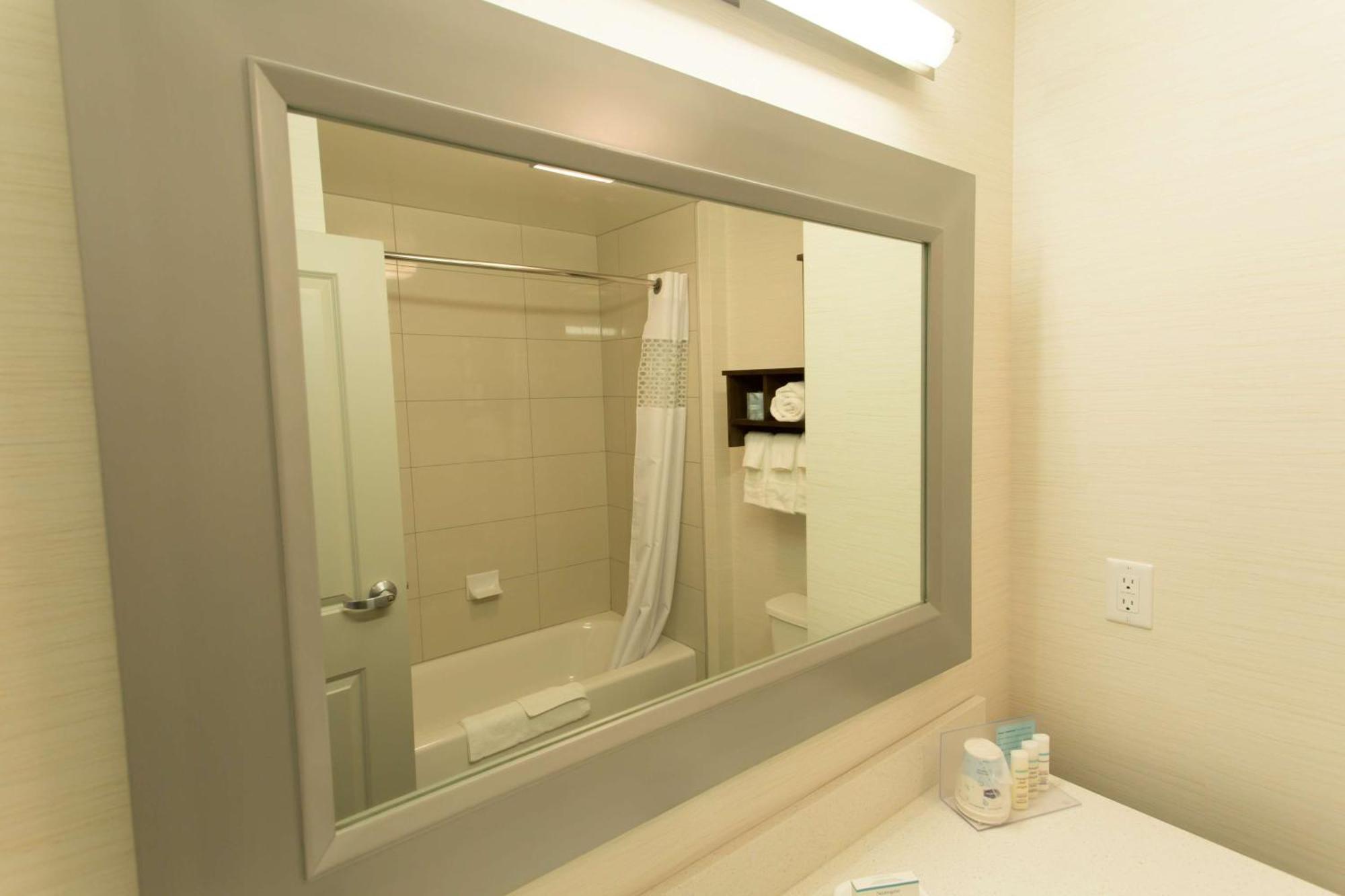 Hampton Inn By Hilton Лойдминстер Екстериор снимка