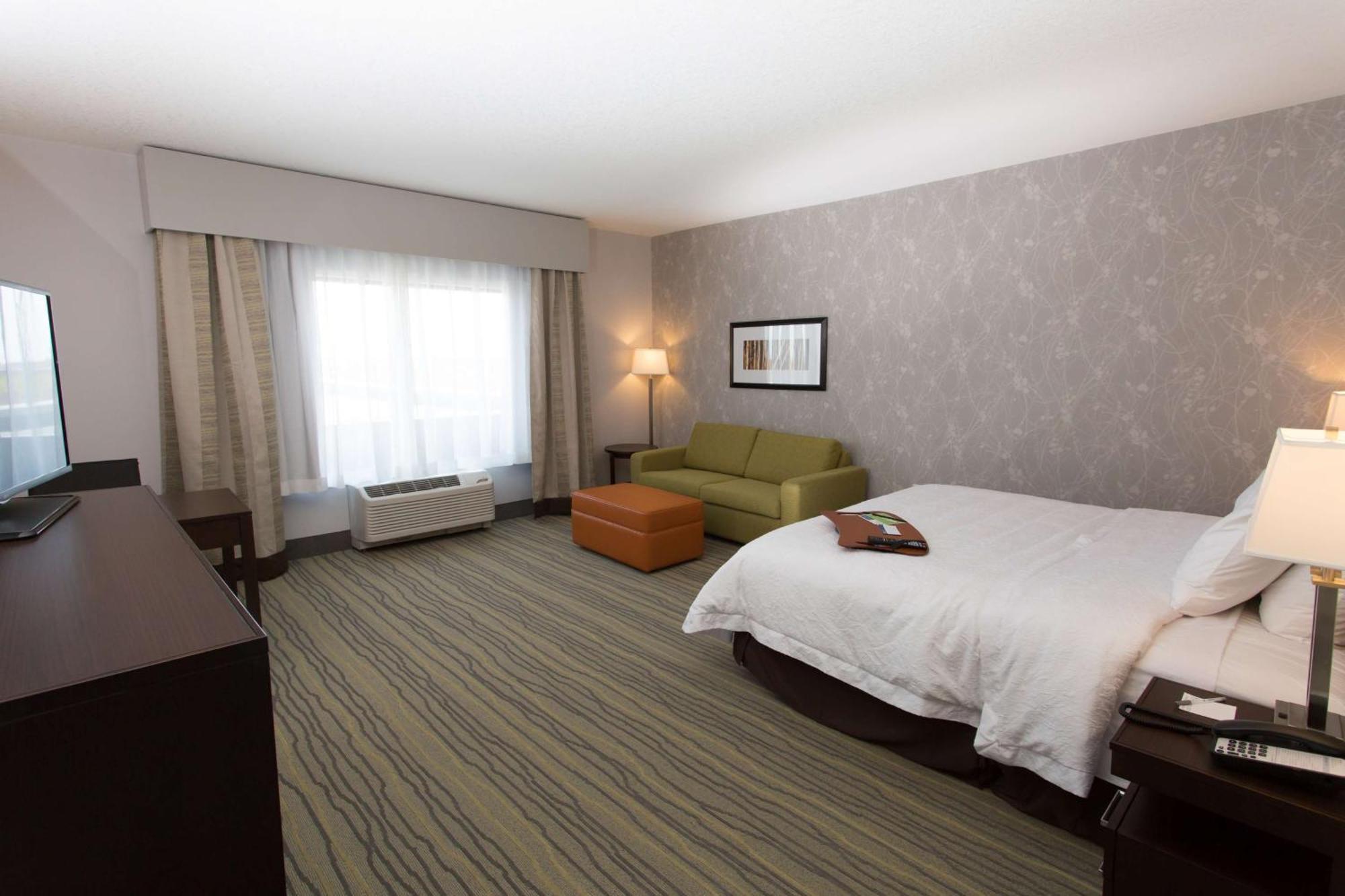 Hampton Inn By Hilton Лойдминстер Екстериор снимка