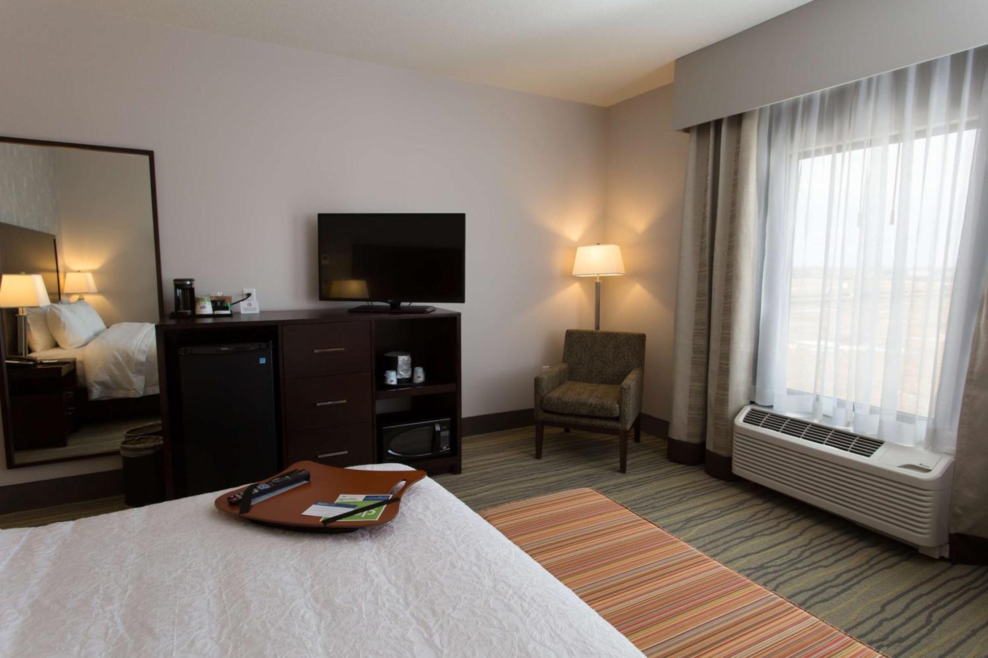 Hampton Inn By Hilton Лойдминстер Екстериор снимка