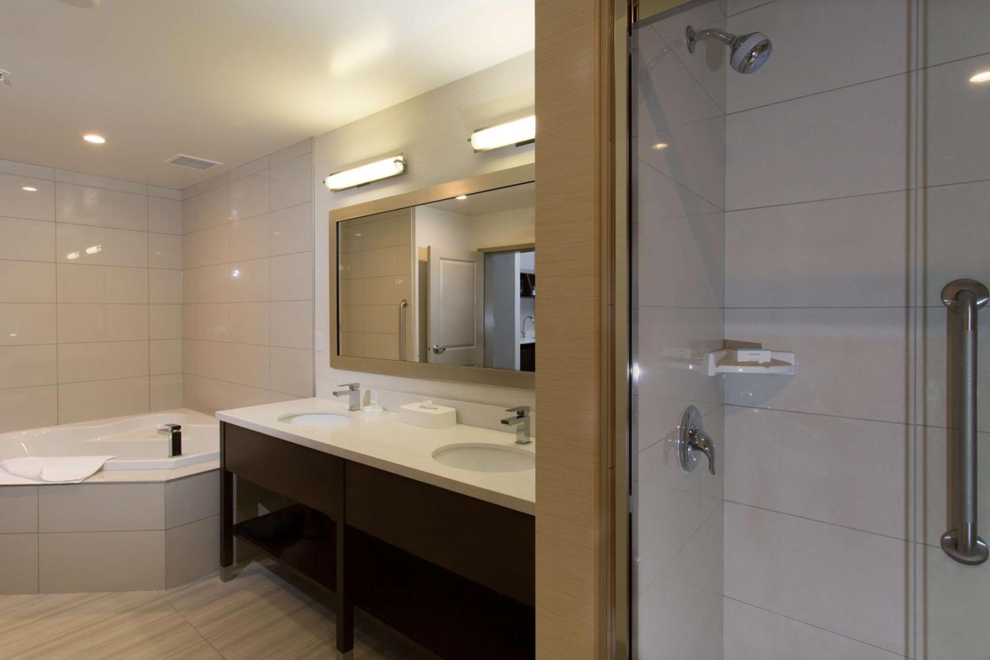Hampton Inn By Hilton Лойдминстер Екстериор снимка
