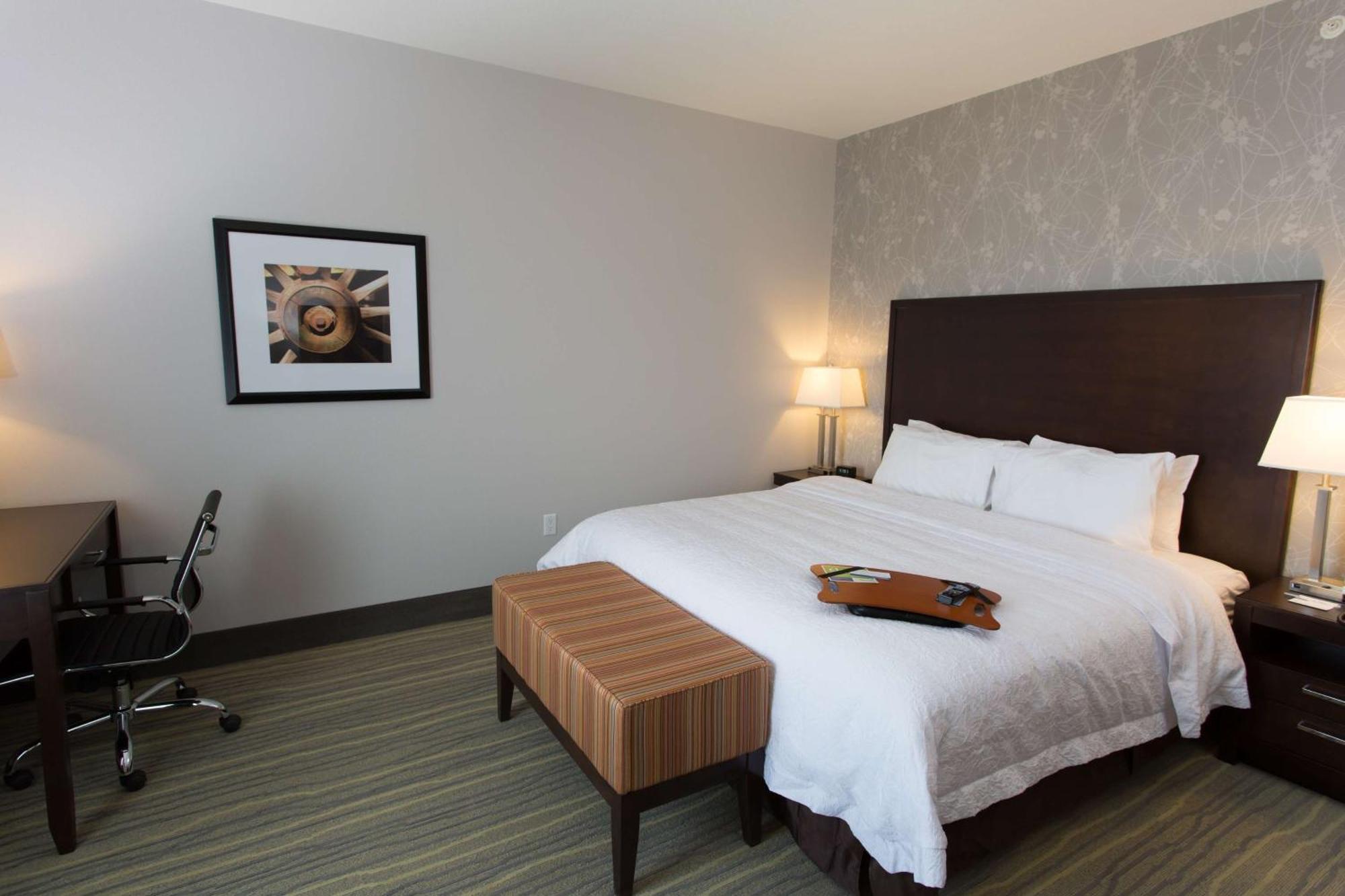 Hampton Inn By Hilton Лойдминстер Екстериор снимка