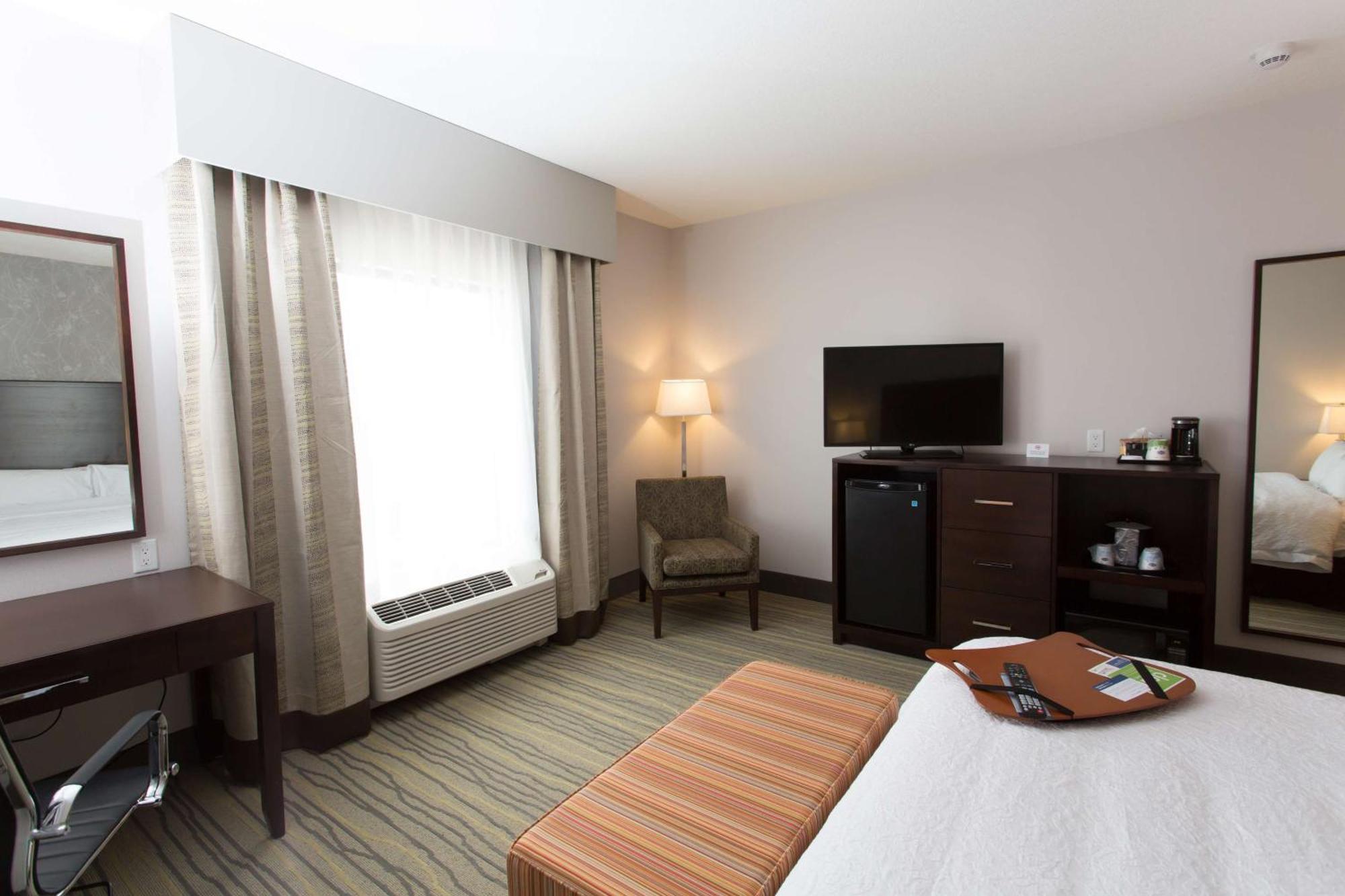 Hampton Inn By Hilton Лойдминстер Екстериор снимка