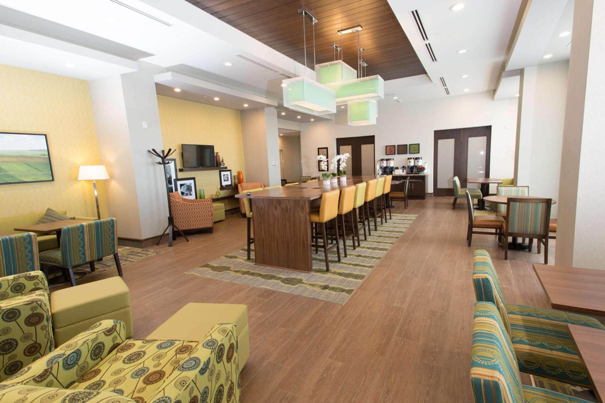 Hampton Inn By Hilton Лойдминстер Екстериор снимка