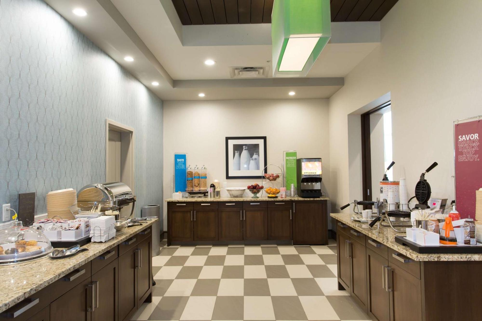 Hampton Inn By Hilton Лойдминстер Екстериор снимка